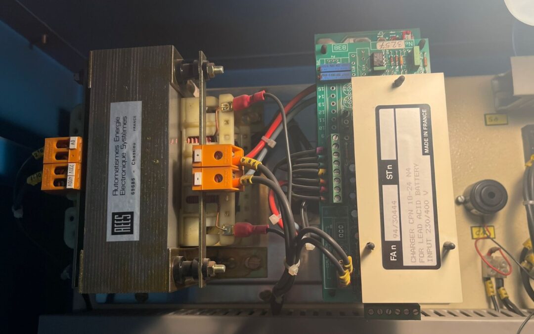 Cargador de mantenimiento del cuadro de arranque de un generador de emergencia